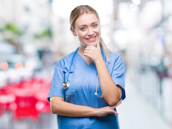 Joven Cirujana Rubia Doctora Sobre Fondo Aislado Mirando Confiado Cámara — Foto de Stock