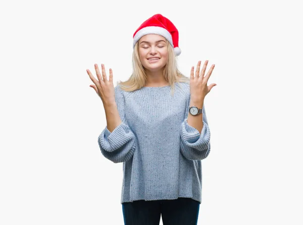 年轻的高加索妇女戴着圣诞帽在孤立的背景庆祝疯狂和疯狂的成功与手臂抬起和闭上眼睛尖叫兴奋 优胜者概念 — 图库照片