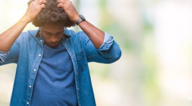 Afro Amerikalı adam çünkü umutsuz ve stresli baş ağrısı acı izole arka plan üzerinde ağrı ve migren. Ellerini kafasına.