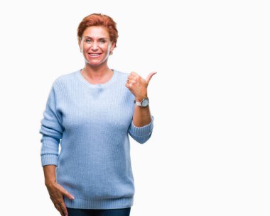 Atrractive üst düzey beyaz Kızıl saçlı kadın arıyorum ve başparmak yanında yukarıyı mutlu yüz ile gülümseyen izole arka plan.