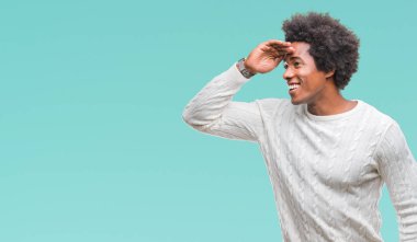 İzole arka plan çok mutlu ve gülümseyen uzakta el ile üzerine kafa seyir üzerinde Afro Amerikalı adam. Arama kavramı.