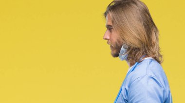 İzole arka tarafına, seyir üzerinde uzun saçlı Genç yakışıklı Doktor adam sakin ol kendine güvenen gülümseme ile doğal yüz pozuyla profili.