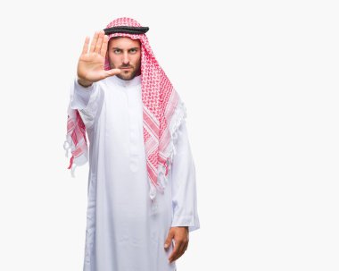 Elin avuç durağı şarkı yapıyor izole arka plan üzerinde keffiyeh giyen genç yakışıklı adam. Negatif ve ciddi bir jest yüz ifadesiyle uyarı.