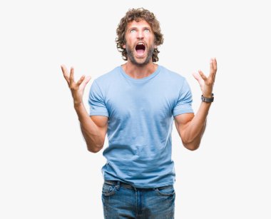 Yakışıklı İspanyol modeli adam izole arka plan çılgın ve kızgın bağırarak ve agresif ifade ve silah kaldırdı bağırıyor. Hayal kırıklığı kavramı.