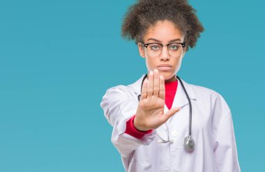 Genç afro Amerikalı doktor kadın elin avuç durağı şarkı yapıyor izole arka plan yüzünden. Negatif ve ciddi bir jest yüz ifadesiyle uyarı.