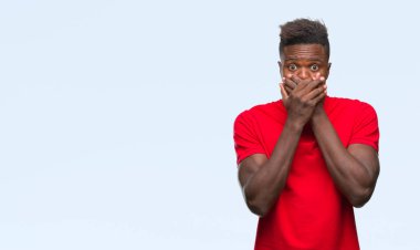 Afrikalı-Amerikalı genç izole arka plan ağız hata için elleriyle kapsayan şok içinde. Gizli kavramı.