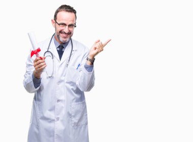 Orta yaş üst düzey ağarmış Doktor adam derecesi sertifika izole arka plan üzerinde çok mutlu el ve parmak ile tarafına işaret tutan