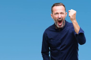 Orta yaş izole arka plan öfkeli ve sinirli sinirli ve öfke ile bağırarak süre öfkeli yumruk yükselterek üzerinde ağarmış komuta sizde. Öfke ve agresif kavramı.