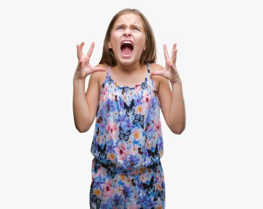 Çılgın ve kızgın bağırarak ve agresif ifade ve silah kaldırdı bağırmaya izole arka plan üzerinde renkli elbise genç güzel kız. Hayal kırıklığı kavramı.