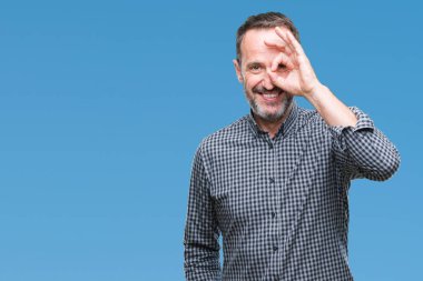 Orta yaş ağarmış komuta sizde gülümseyen, parmakları ile mutlu yüz üzerinden seyir göz el ile ok jest yapıyor izole arka plan üzerinde.