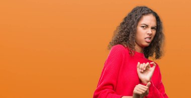 Kırmızı kazak giyen genç İspanyol kadın tiksinti ifadesi, memnun ve korkulu tiksinti yüz yapıyorsun çünkü nefret tepki. Elleriyle kaldırdı. Sinir bozucu kavramı.