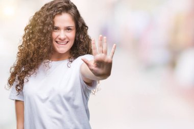 Gösterilen ve parmakları ile işaret izole arka plan üzerinde rahat t-shirt giyen güzel esmer kıvırcık saçlı Genç kız kendinden emin ve mutlu gülümseyerek süre beş numara.