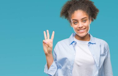 Genç afro Amerikalı kadın gösterilen ve parmakları ile işaret izole arka plan üzerinde üçüncü ise kendinden emin ve mutlu gülümseyerek.