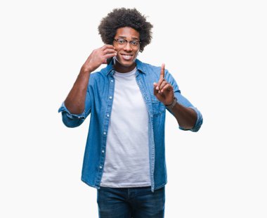 Telefonda konuşmayı Afro Amerikalı adam arka plan bir fikir ya da soru işaret parmağı gülen yüz, bir numara ile sürpriz izole