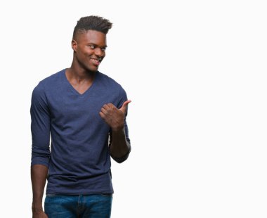 Genç Afro-Amerikan adam arıyor ve başparmak yanında yukarıyı mutlu yüz ile gülümseyen izole arka plan üzerinde.