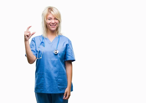 Unga Vackra Blonde Läkare Kvinna Bär Medicinsk Uniform Över Isolerade — Stockfoto