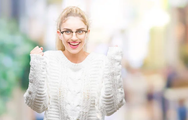 Jonge Mooie Blonde Vrouw Bril Geïsoleerde Achtergrond Enthousiast Voor Succes — Stockfoto