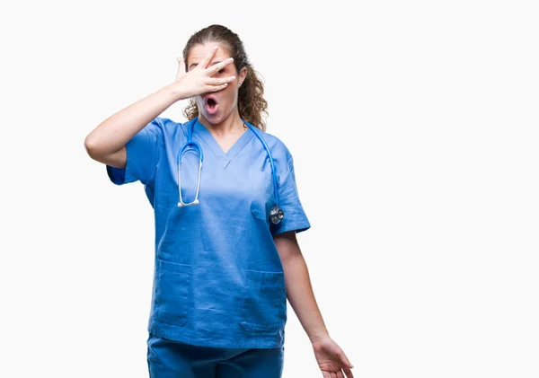 Junge Brünette Ärztin Krankenschwester Oder Chirurgenuniform Vor Isoliertem Hintergrund Die — Stockfoto