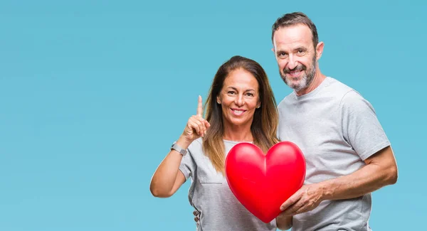 Medelåldern Spansktalande Casual Par Kärlek Hålla Röd Hjärta Över Isolerade — Stockfoto