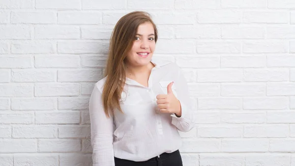 Junge Erwachsene Geschäftsfrau Über Weiße Ziegelwand Glücklich Mit Großem Lächeln — Stockfoto