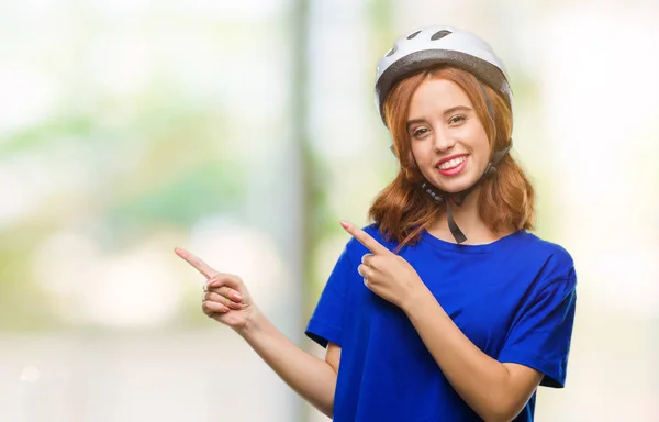 Jovem Mulher Bonita Vestindo Capacete Ciclista Sobre Fundo Isolado Sorrindo — Fotografia de Stock