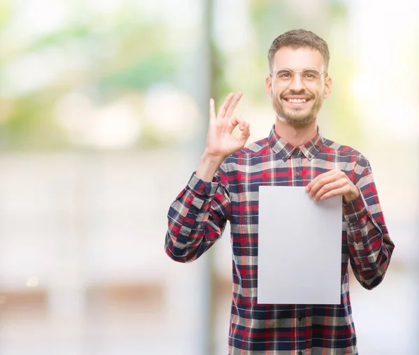 Joven Hipster Adulto Hombre Sosteniendo Hoja Papel Blanco Haciendo Signo —  Fotos de Stock