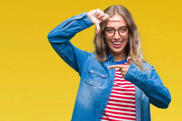 Linda Jovem Loira Usando Óculos Sobre Fundo Isolado Sorrindo Fazendo — Fotografia de Stock