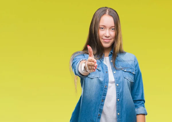 Young Caucasian Beautiful Woman Isolated Background Smiling Friendly Offering Handshake — Stock Photo, Image