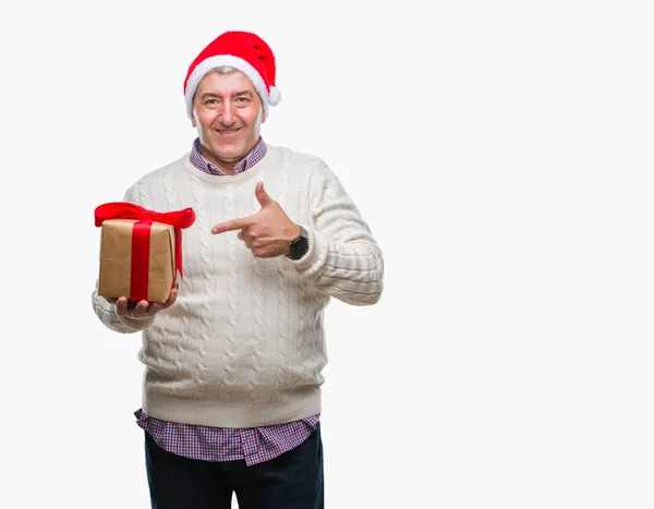 Красивий Старший Чоловік Різдвяному Капелюсі Тримає Подарунок Над Ізольованим Тлом — стокове фото