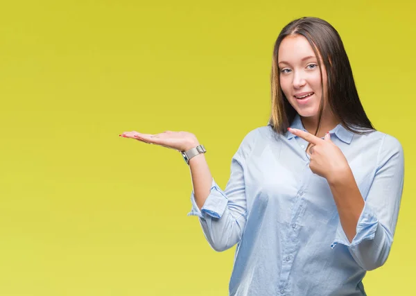 Jeune Caucasienne Belle Femme Sur Fond Isolé Étonné Souriant Caméra — Photo