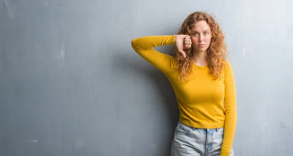 Junge Rothaarige Frau Über Graue Grunge Wand Mit Wütendem Gesicht — Stockfoto