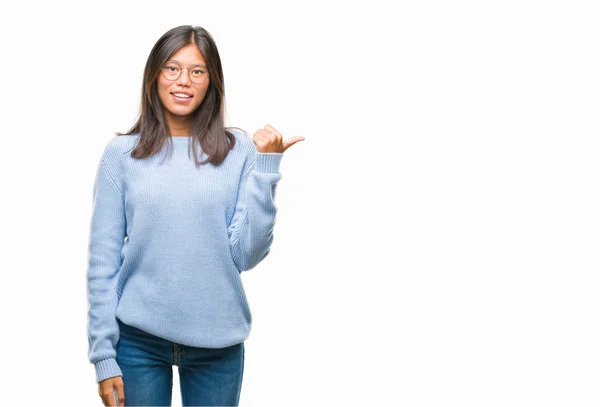 Jonge Aziatische Vrouw Winter Trui Dragen Geïsoleerde Achtergrond Glimlachend Met — Stockfoto