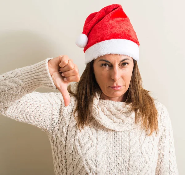 Жінка Середнього Віку Різдвяному Капелюсі Санта Клауса Розлюченим Обличчям Негативний — стокове фото