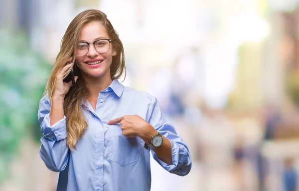 Joven Mujer Negocios Rubia Hermosa Llamando Usando Teléfono Inteligente Sobre —  Fotos de Stock