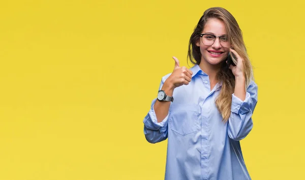 Jovem Mulher Negócios Loira Bonita Chamando Usando Smartphone Sobre Fundo — Fotografia de Stock