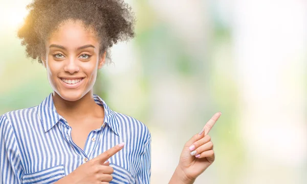 Joven Mujer Afroamericana Sobre Fondo Aislado Sonriendo Mirando Cámara Apuntando — Foto de Stock