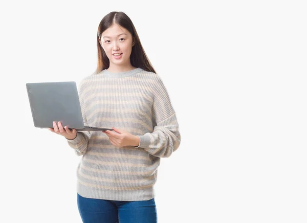 Joven Mujer China Sobre Fondo Aislado Utilizando Computadora Portátil Con — Foto de Stock