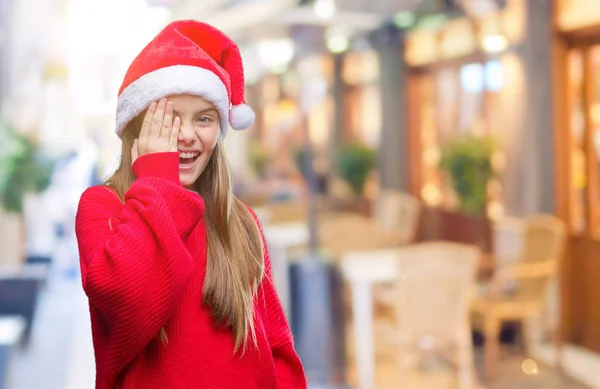 Jeune Belle Fille Portant Chapeau Noël Sur Fond Isolé Couvrant — Photo