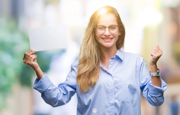 Joven Mujer Negocios Rubia Hermosa Sosteniendo Tarjeta Blanco Sobre Fondo —  Fotos de Stock