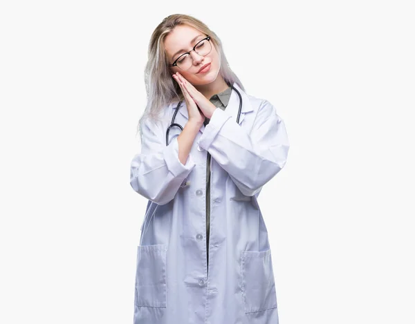Jonge Blonde Dokter Vrouw Geïsoleerde Achtergrond Slapen Moe Dromen Poseren — Stockfoto