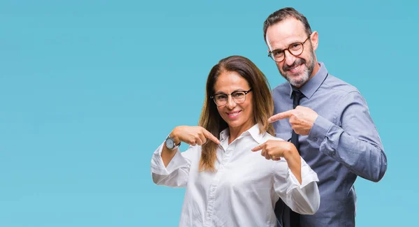 Pareja Hispana Mediana Edad Enamorada Con Gafas Sobre Fondo Aislado —  Fotos de Stock