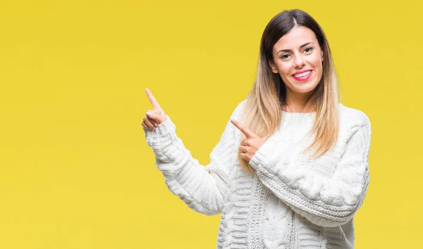 Joven Hermosa Mujer Suéter Blanco Casual Sobre Fondo Aislado Sonriendo —  Fotos de Stock