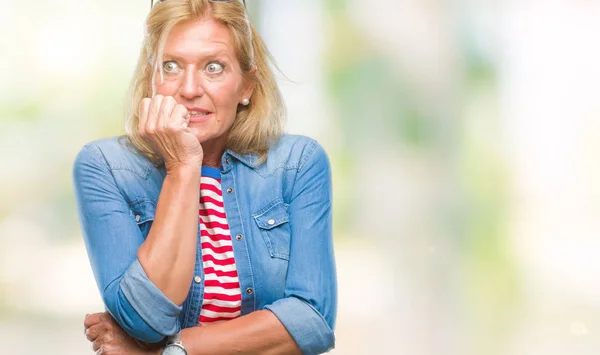Mulher Loira Meia Idade Sobre Fundo Isolado Olhando Estressado Nervoso — Fotografia de Stock