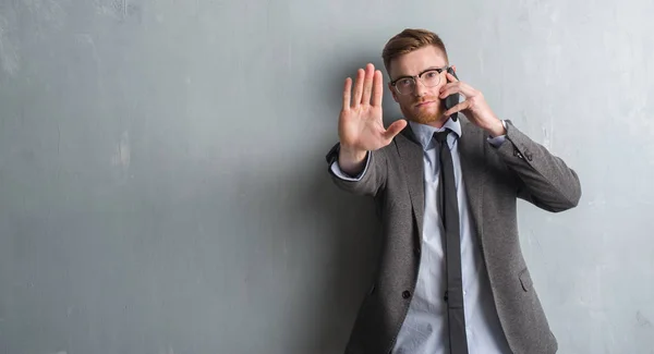 Młody Rude Działalności Człowieka Ścianę Szary Tło Rozmowy Telefonicznej Otwartej — Zdjęcie stockowe