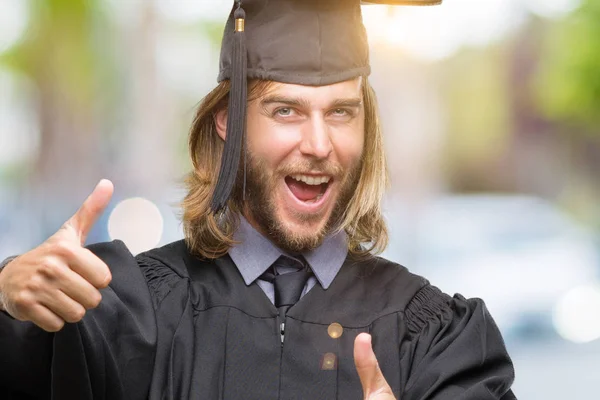 Knappe Afgestudeerde Jongeman Met Lange Haren Geïsoleerde Achtergrond Goed Keuren — Stockfoto