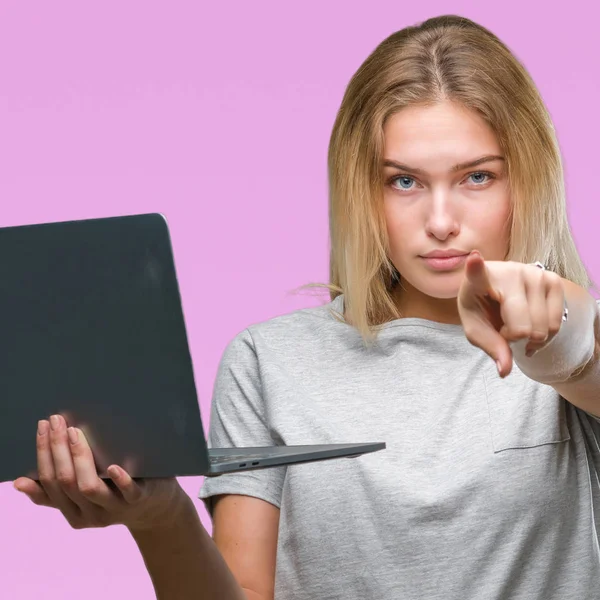 年轻的白种人妇女使用计算机笔记本电脑在孤立的背景指向相机和你 正面和自信的手势从前面 — 图库照片