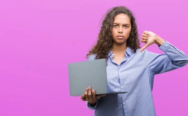 Junge Hispanische Frau Hält Computer Laptop Mit Wütendem Gesicht Negatives — Stockfoto
