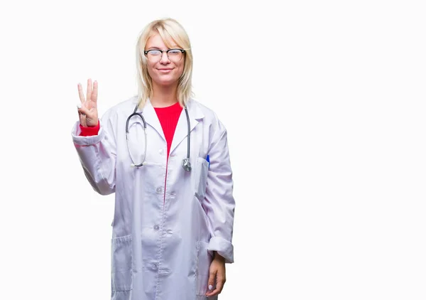 Unga Vackra Blonde Läkare Kvinna Bär Medicinsk Uniform Över Isolerade — Stockfoto