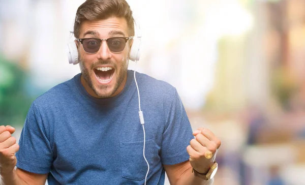 Jonge Knappe Man Dragen Koptelefoon Luisteren Naar Muziek Geïsoleerde Achtergrond — Stockfoto