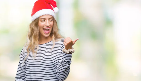 Linda Jovem Loira Usando Chapéu Natal Sobre Fundo Isolado Sorrindo — Fotografia de Stock